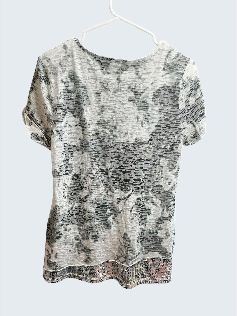 Cato Women’s Sequin Camouflage Short Sleeve Top Size Large - Picture 2 of 5